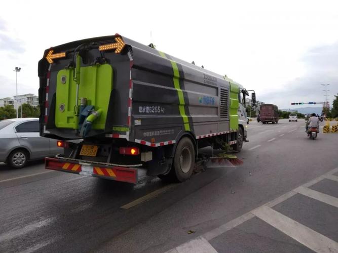 洗扫车负责道路清洗把垃圾和污水吸到车里洒水车负责绿化浇水及城市